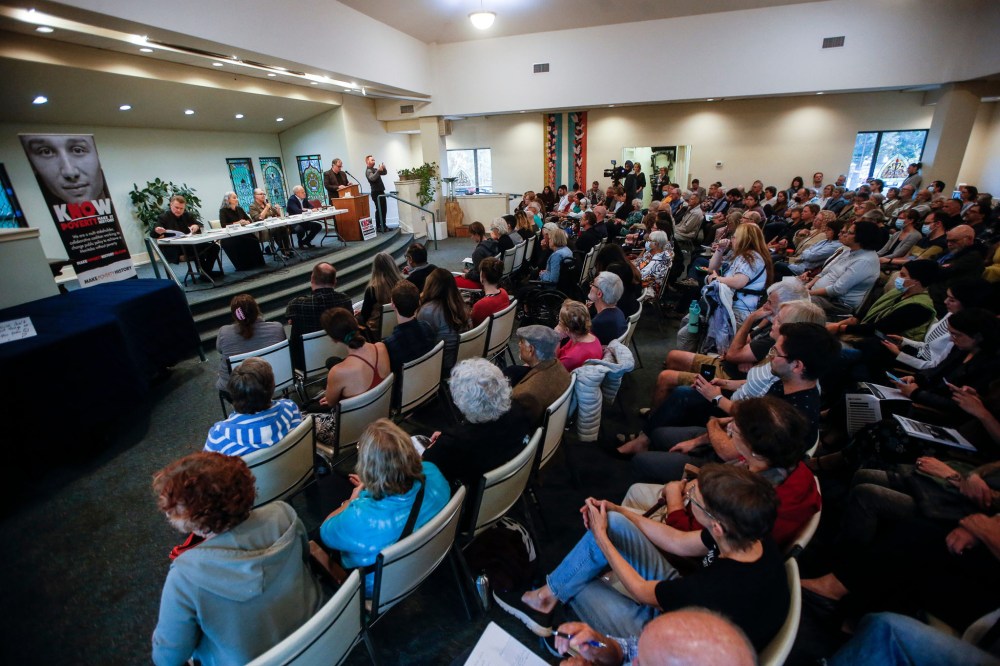 JOHN WOODS / WINNIPEG FREE PRESS
The debate, hosted by Make Poverty History Manitoba, drew a large crowd at the Unitarian Universalist Church on Wellington Crescent.