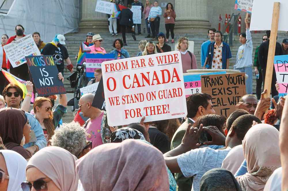 MIKE DEAL / WINNIPEG FREE PRESS
Protesters against LGBTTQ+ issues education in public schools were met on the Manitoba Legislative Building grounds by counter-protesters Wednesday morning.