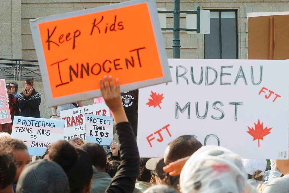 MIKE DEAL / WINNIPEG FREE PRESS
Anti-trans protester and trans rights supporters signs were seen throughout the crowds.