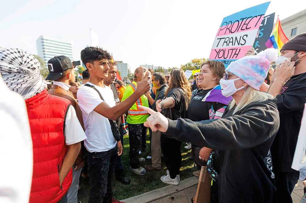 MIKE DEAL / WINNIPEG FREE PRESS
Hundreds of protesters face off at the Manitoba Legislative building from The Forks.
