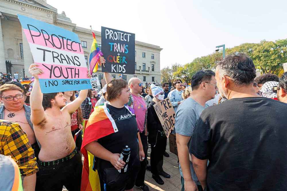 MIKE DEAL / WINNIPEG FREE PRESS
Hundreds of protesters at the Manitoba Legislative building from The Forks.