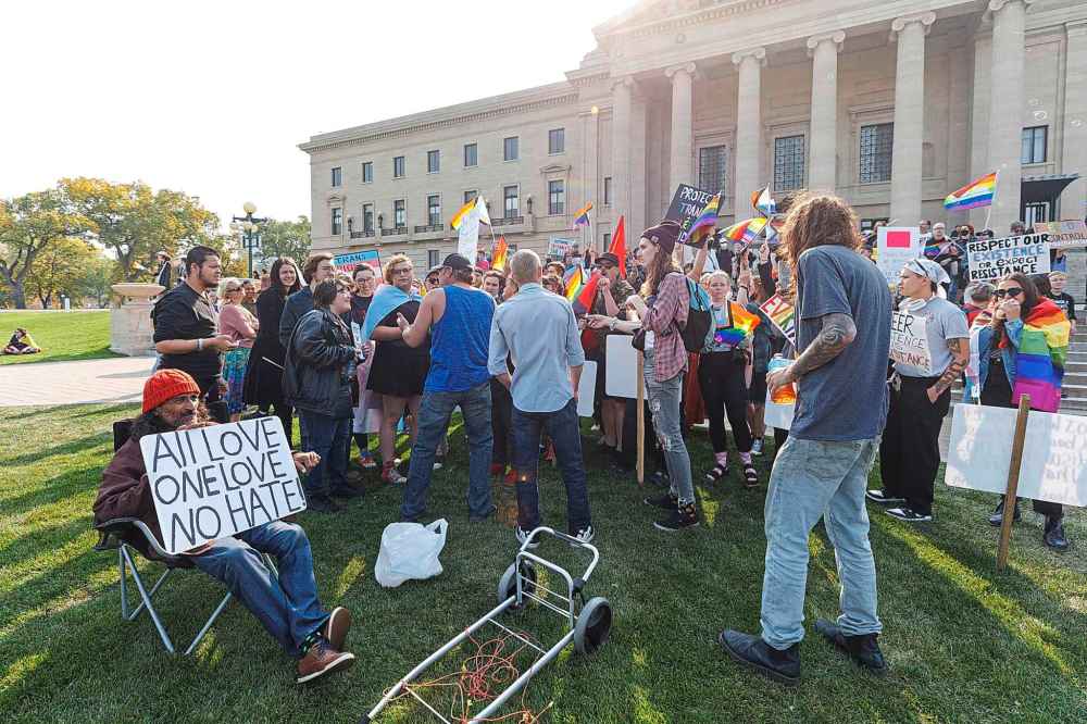 MIKE DEAL / WINNIPEG FREE PRESS
Hundreds of protesters at the Manitoba Legislative building from The Forks.