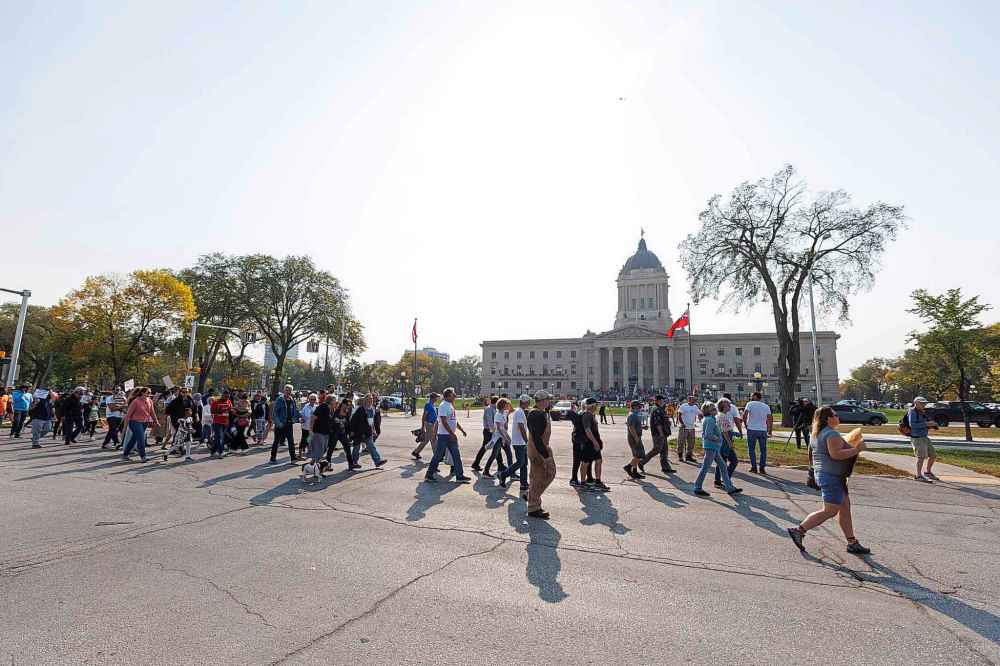 MIKE DEAL / WINNIPEG FREE PRESS
Hundreds of protesters walk along Broadway arriving at the Manitoba Legislative building from The Forks.