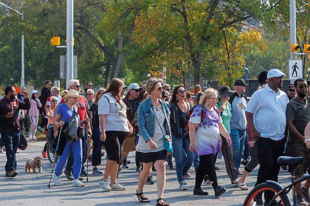 MIKE DEAL / WINNIPEG FREE PRESS
Hundreds of protesters walk along Broadway arriving at the Manitoba Legislative building from The Forks.