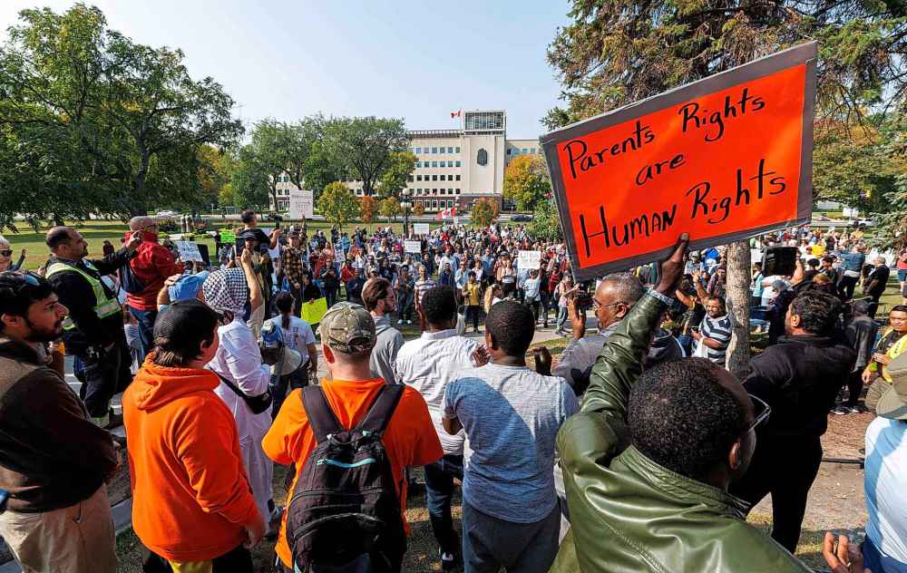 MIKE DEAL / WINNIPEG FREE PRESS
Hundreds of protesters arrive at the Manitoba Legislative building from The Forks.