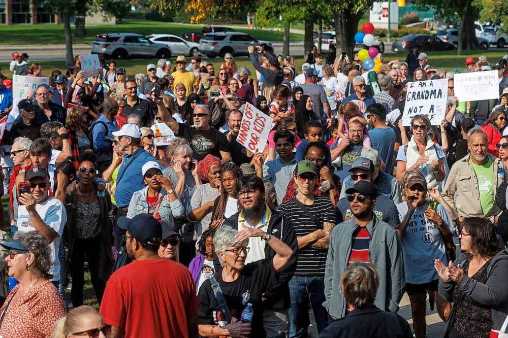 MIKE DEAL / WINNIPEG FREE PRESS
Hundreds of protesters arrive at the Manitoba Legislative building from The Forks.