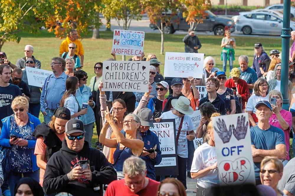 MIKE DEAL / WINNIPEG FREE PRESS
Protesters against LGBTTQ+ issues education in public schools were met on the Manitoba Legislative Building grounds by counter-protesters Wednesday morning.