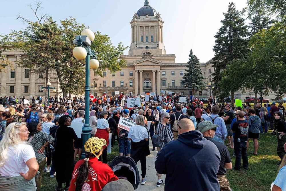 MIKE DEAL / WINNIPEG FREE PRESS
Hundreds of protesters arrive at the Manitoba Legislative building from The Forks .