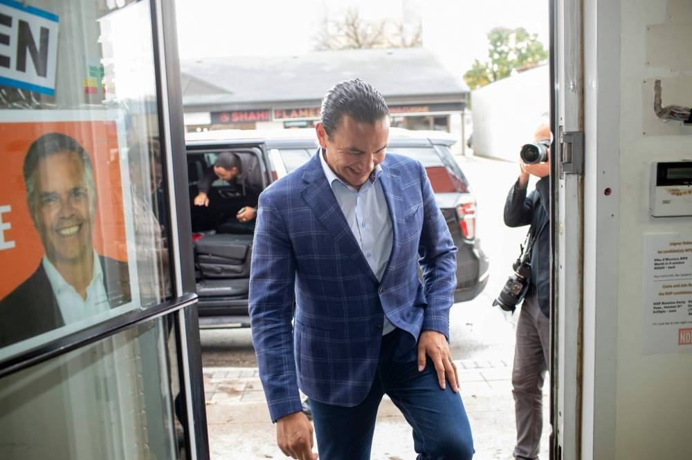 BROOK JONES / WINNIPEG FREE PRESS
NDP Leader Wab Kinew arrives at the campaign office of St. Boniface candidate Robert Loiselle.