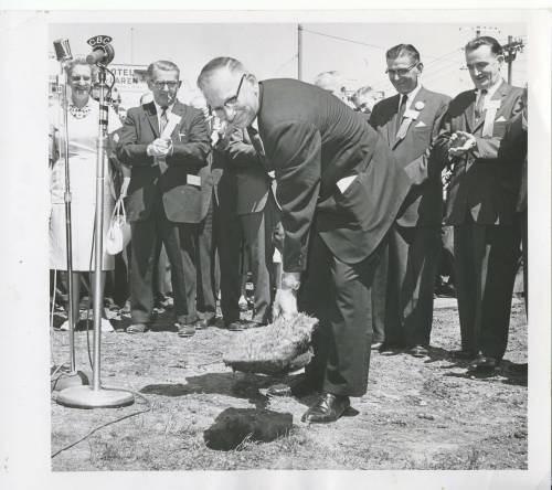 BILL ROSE / WINNIPEG FREE PRESS FILES
                                Then-mayor Stephen Juba breaks ground on Winnipeg&rsquo;s new city hall in June 1962. The North Ender served as the city&rsquo;s mayor from 1957 to 1977.