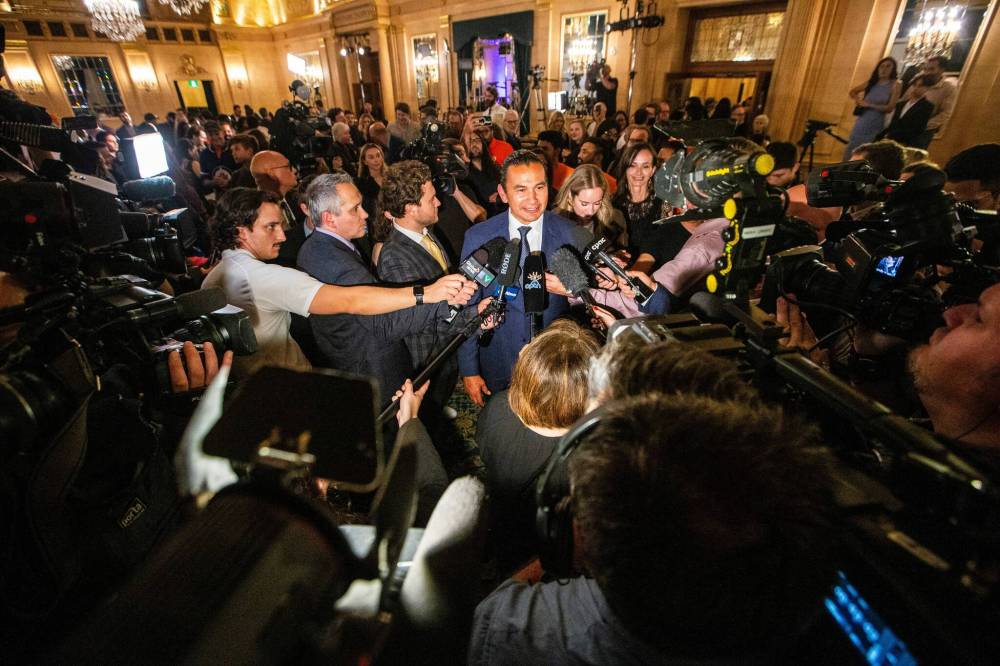 MIKAELA MACKENZIE / WINNIPEG FREE PRESS
New premier-designate Wab Kinew scrums with the media at the NDP party headquarters at the Fort Garry Hotel on Tuesday.