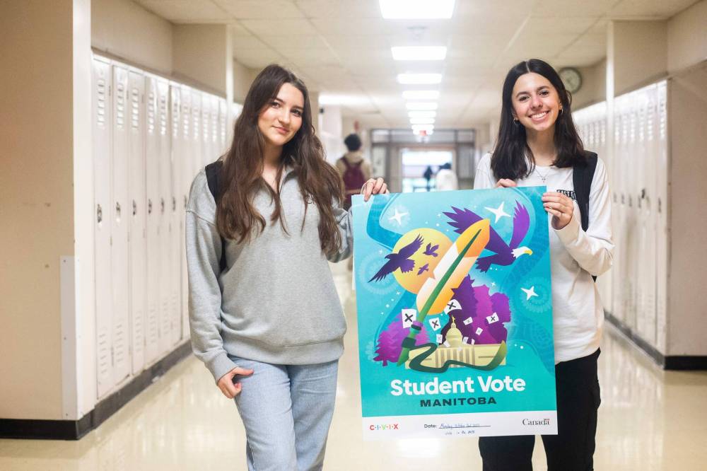 MIKAELA MACKENZIE / WINNIPEG FREE PRESS
Julia Paczkowska (left) and Nina Ginter, who participated in CIVIX’s Student Vote initiative, at Kelvin High School.