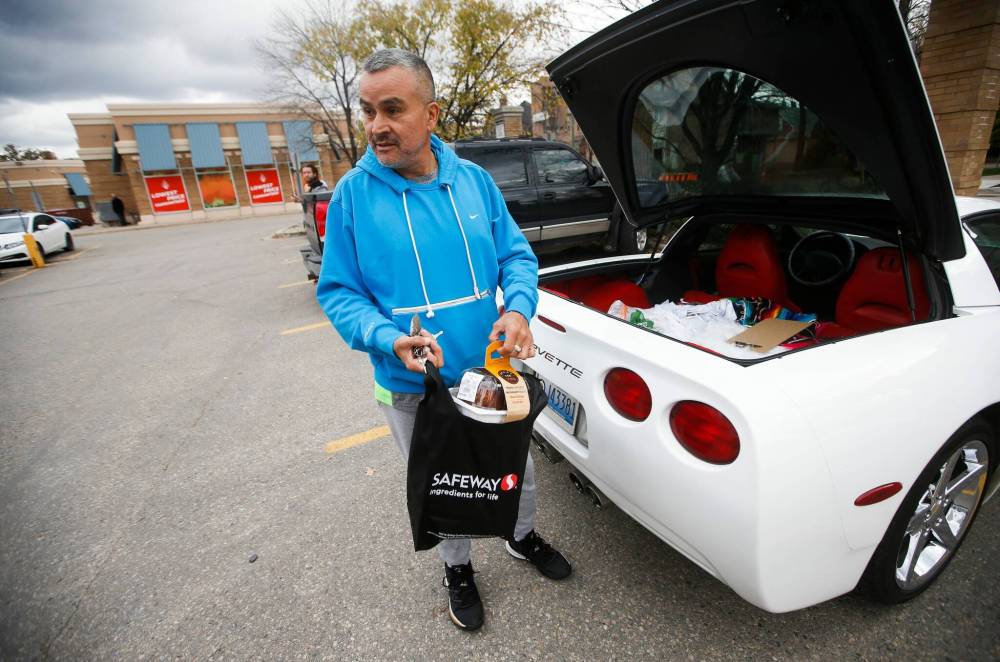 JOHN WOODS / WINNIPEG FREE PRESS
                                Clarence Isfeld, holding his roasted chickens, talks about the turkey recall outside an Osbourne Village grocery store Sunda.