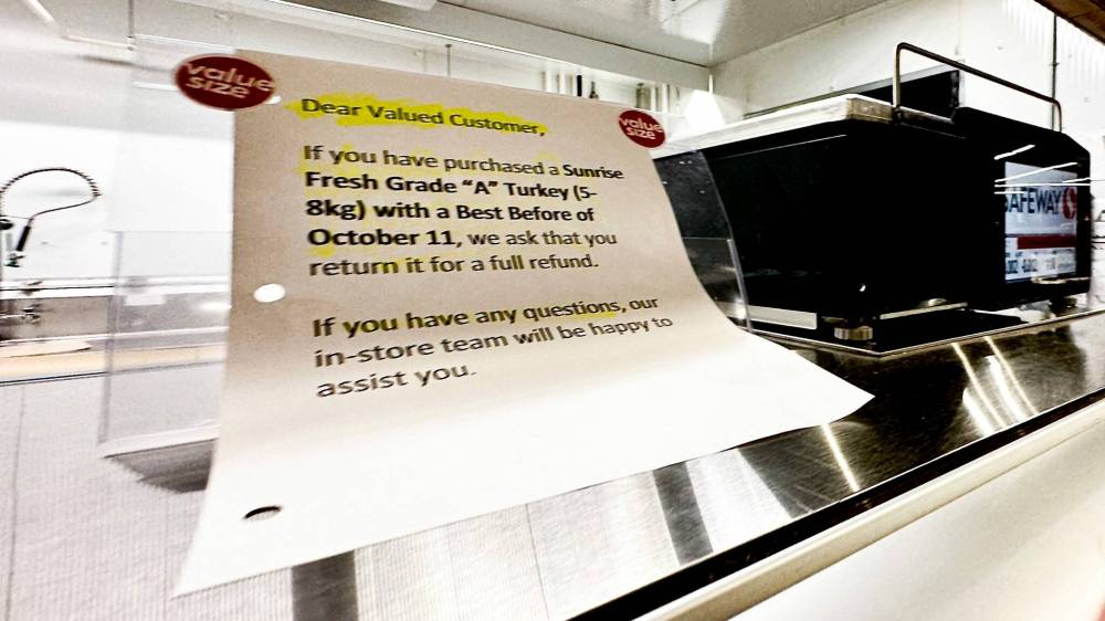 JOHN WOODS / WINNIPEG FREE PRESSA sign at the deli counter an Osbourne Village grocery store instructs customers regarding a Sunrise turkey recall.