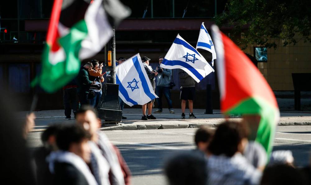 JOHN WOODS / WINNIPEG FREE PRESS
While Palestinian supporters rallied outside city hall as a handful of supporters for Israel gathered across the street.