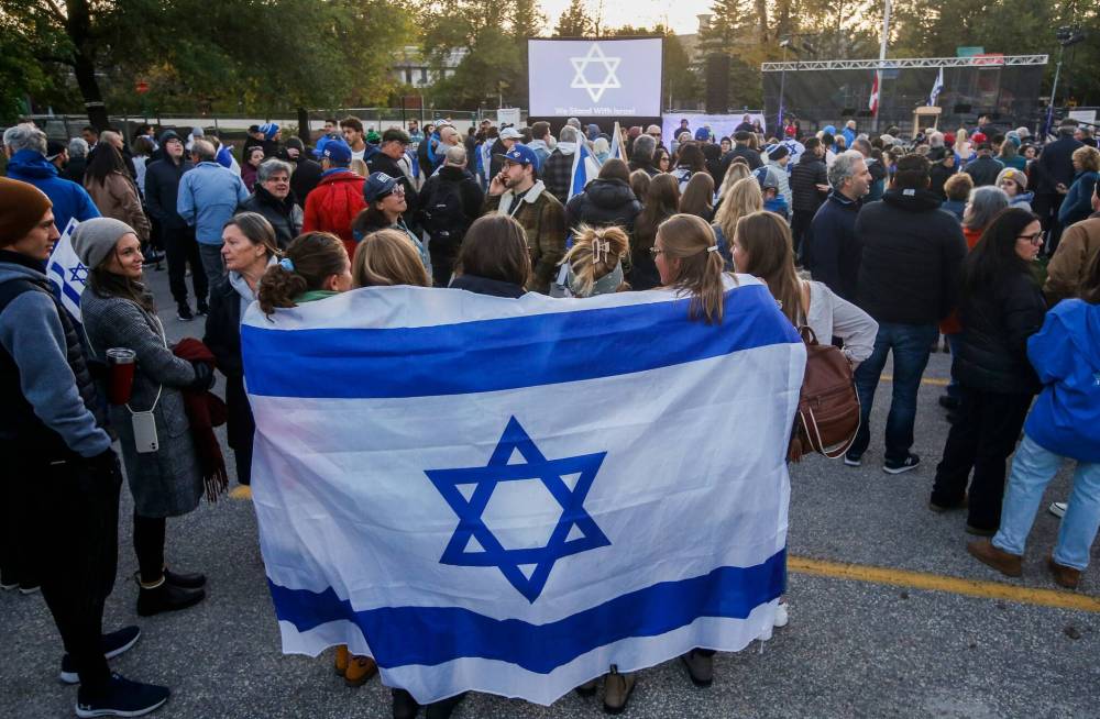 JOHN WOODS / WINNIPEG FREE PRESS
Supporters of Israel gather at a rally at the Asper Jewish Community Campus.