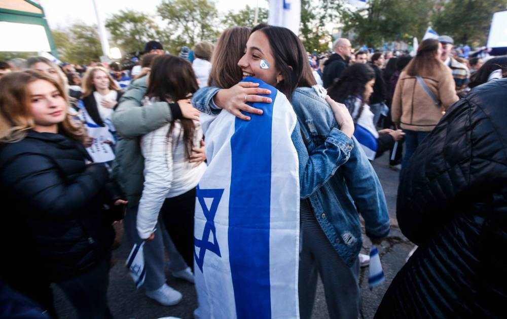 JOHN WOODS / WINNIPEG FREE PRESS
Supporters of Israel gather at a rally at the Asper Jewish Community Campus.