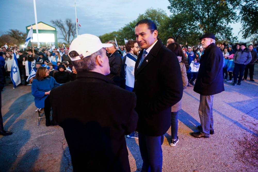 JOHN WOODS / WINNIPEG FREE PRESS
Premier-elect Wab Kinew talks to an attendee at a rally at the Asper Jewish Community Campus in Winnipeg Tuesday