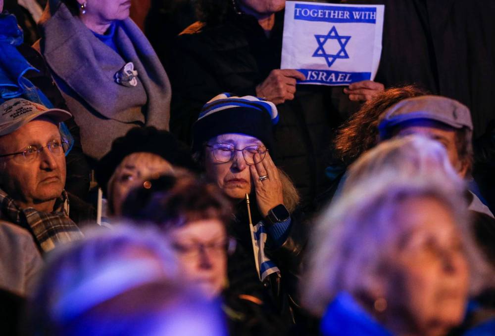 JOHN WOODS / WINNIPEG FREE PRESS
Supporters of Israel gather at a rally at the Asper Jewish Community Campus.