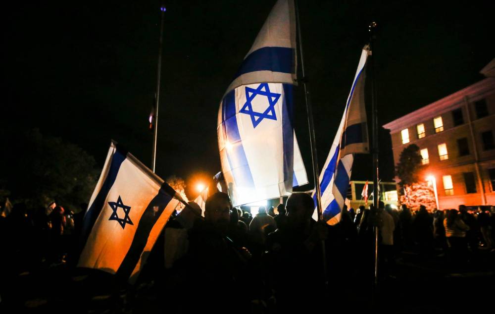JOHN WOODS / WINNIPEG FREE PRESS
Supporters of Israel gather at a rally at the Asper Jewish Community Campus in Winnipeg on Tuesday.