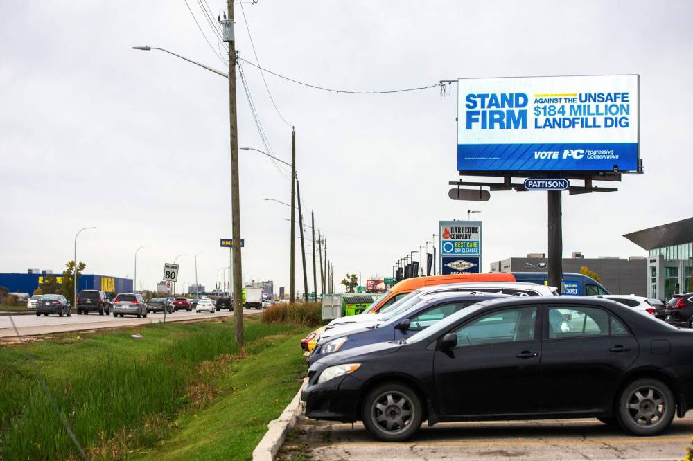 MIKAELA MACKENZIE / WINNIPEG FREE PRESS
An electric PC campaign sign on northbound Kenaston Boulevard. on Sept. 29.