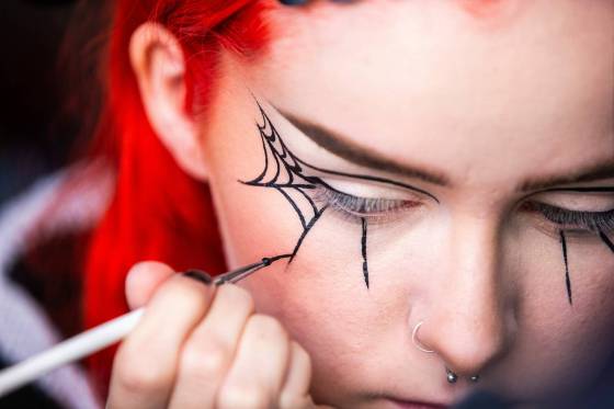 Maddy Harms creates a wpiderweb Halloween makeup look. (Mikaela MacKenzie / Winnipeg Free Press files)
