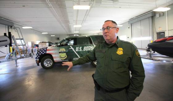 Grand Forks sector Chief Patrol Agent Scott Garrett speaks to reporters at a press conference in Grand Forks, N.D. (Erik Pindera / Winnipeg Free Press)