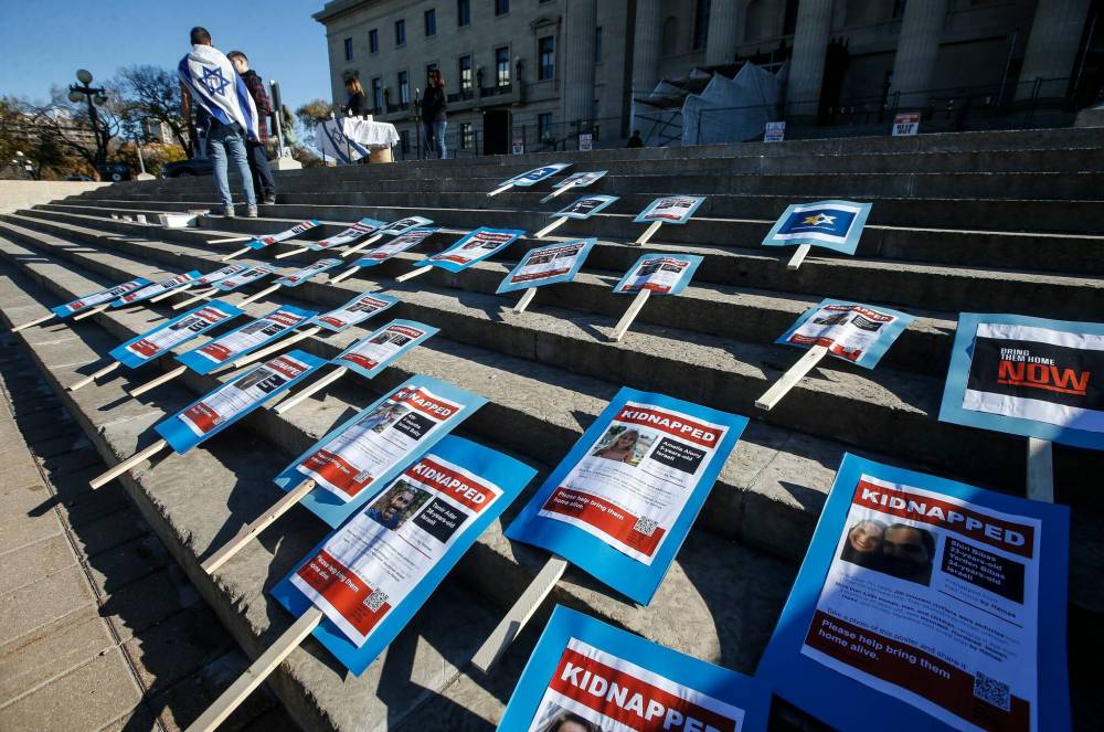 JOHN WOODS / WINNIPEG FREE PRESS
Signs are placed on the steps as about 100 Israel supporters gathered in honour of the war dead and wounded on either side of a violent conflict that ripped through parts of the Middle East last week.