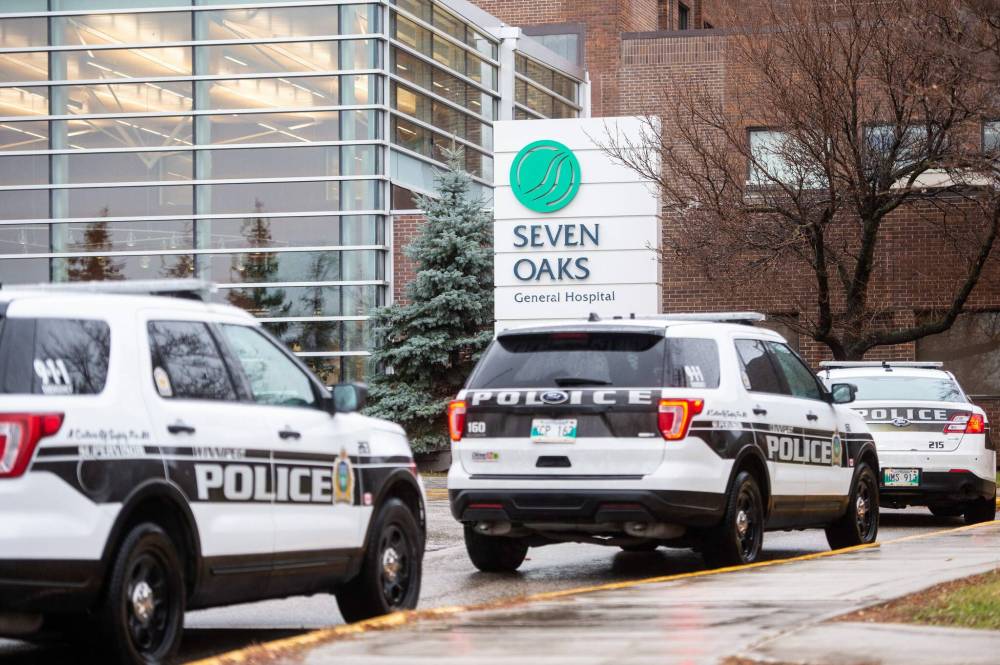 Winnipeg police respond to the scene of an assault at Seven Oaks Hospital Oct. 27, 2021. The incident occurred at approximately 2:30 pm and one individual has been transported for treatment who is in un-stable condition. (Mike Sudoma / Winnipeg Free Press files)