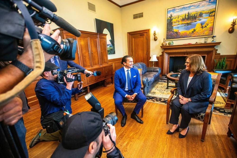 MIKAELA MACKENZIE / WINNIPEG FREE PRESS Files
Premier Wab Kinew, then premier-elect, and outgoing premier Heather Stefanson meet in the premier’s office at the Manitoba Legislative Building on Oct. 5.