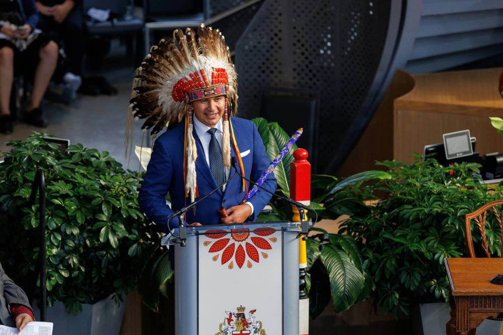 MIKE DEAL / WINNIPEG FREE PRESS
Manitoba NDP Leader Wab Kinew was sworn in Wednesday as the province’s 25th premier in a ceremony filled with Indigenous culture and traditions. The Fort Rouge MLA became the first First Nations premier of a Canadian province after taking the oath of office from Lt.-Gov. Anita Neville in front of an invitation-only crowd at The Leaf horticultural exhibit in Assiniboine Park.