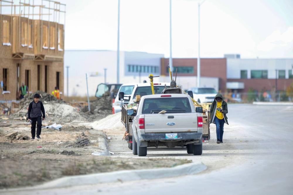RUTH BONNEVILLE / WINNIPEG FREE PRESS
There is no sidewalk along Frontier Trail south of two new schools, Bison Run School and Pembina Trails Collegiate, that kids can walk on.