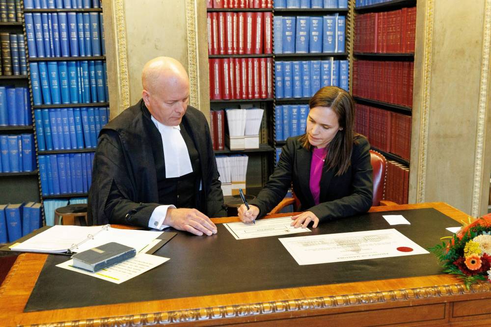 MIKE DEAL / WINNIPEG FREE PRESS
Cindy Lamoureux, interim Manitoba Liberal leader, takes her oath of office in the Manitoba Legislative library with Rick Yarish deputy clerk of the Manitoba Legislative Assembly, Friday.