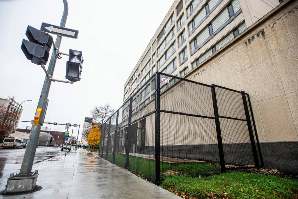 MIKAELA MACKENZIE / WINNIPEG FREE PRESS
A fence was installed in the spring around an exhaust system grate at city hall. Warm air blows up from the grate and it was the site of a small homeless encampment last winter.