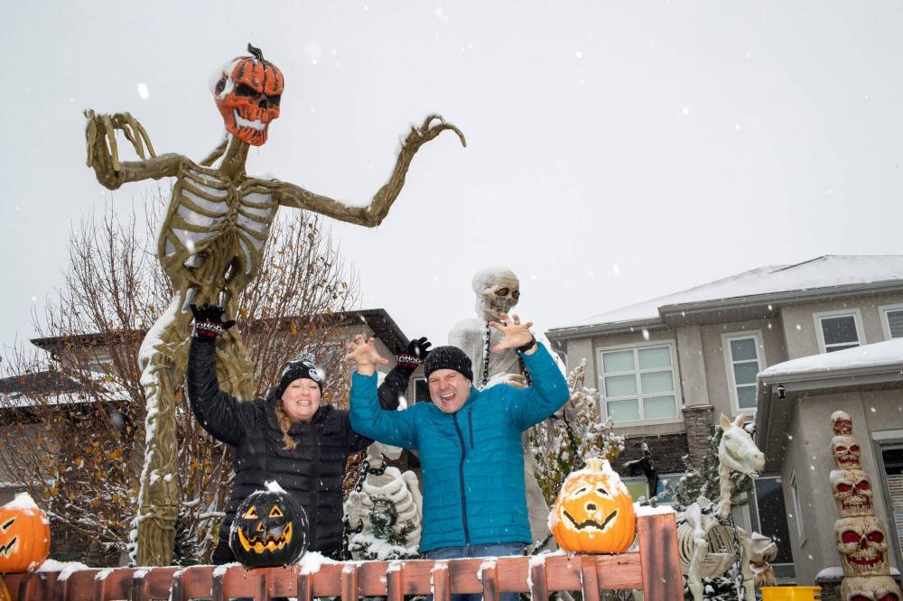BROOK JONES / WINNIPEG FREE PRESS
The Lloyds have decorated their house for more than 10 years. This year, their lawn features two giant skeletons, a tall witch, an eight-foot dinosaur skeleton and a full-sized horse skeleton.