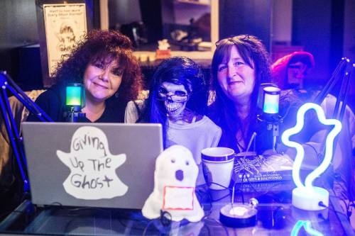 MIKAELA MACKENZIE / WINNIPEG FREE PRESS
                                Giving up the Ghost podcast hosts Jas Flamand (left) and Sherrie Sigurdson, who just celebrated the 5th anniversary of the show.