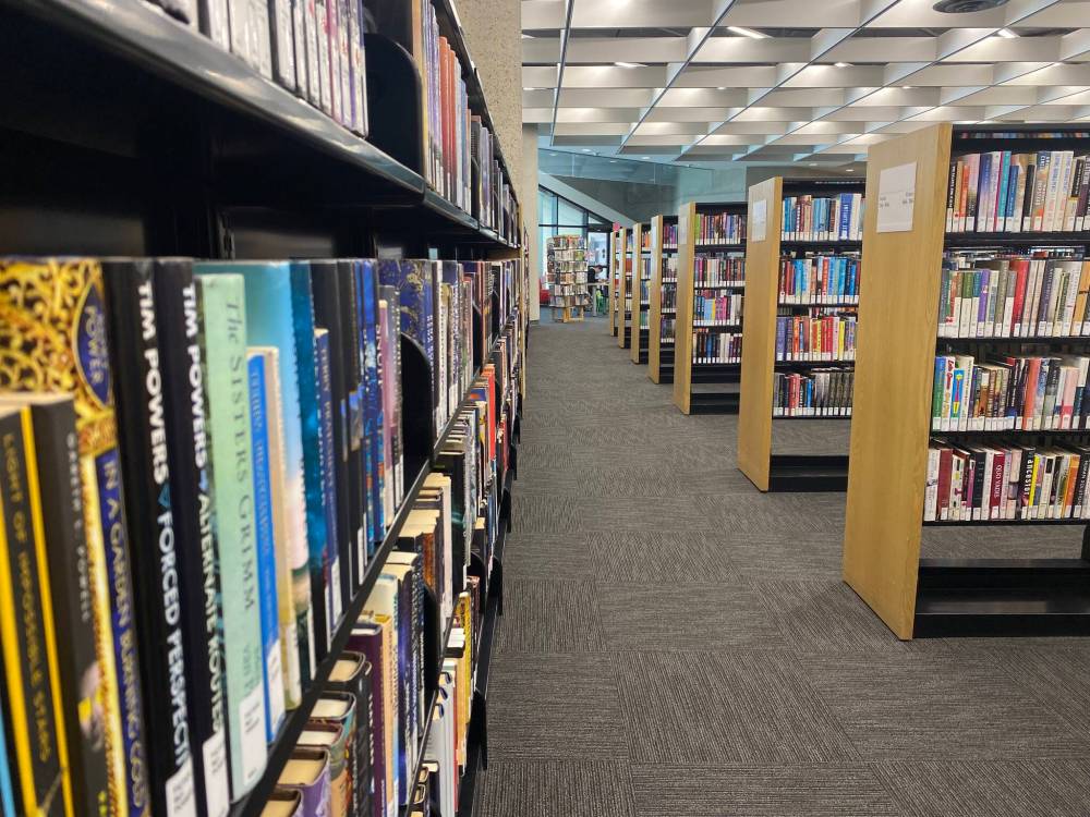 MIKAELA MACKENZIE / WINNIPEG FREE PRESS FILES
                                Winnipeg’s 20 public libraries would need 12.4 more full-time staff positions and equivalent budget additions to expand their hours of operation, according to a new report.