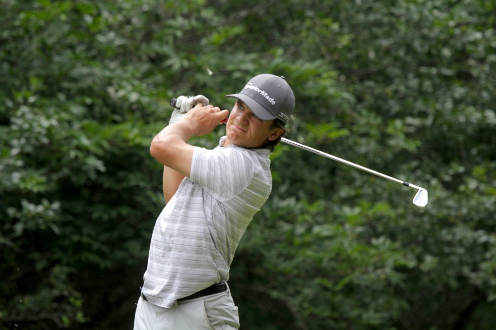 Thomas Friesen / The Brandon Sun files
Braxton Kuntz hits a tee shot during the second round of the Golf Manitoba men’s amateur at Oak Island Resort.