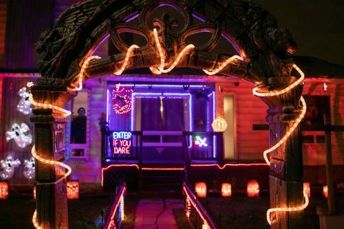 BROOK JONES / WINNIPEG FREE PRESS
                                The house and yard at 1011 Elizabeth Rd., is decorated for Halloween. It&rsquo;s the second year in a row Gord Unger and his wife Dawn Chomik have set up a Halloween yard display on Elizabeth Road.