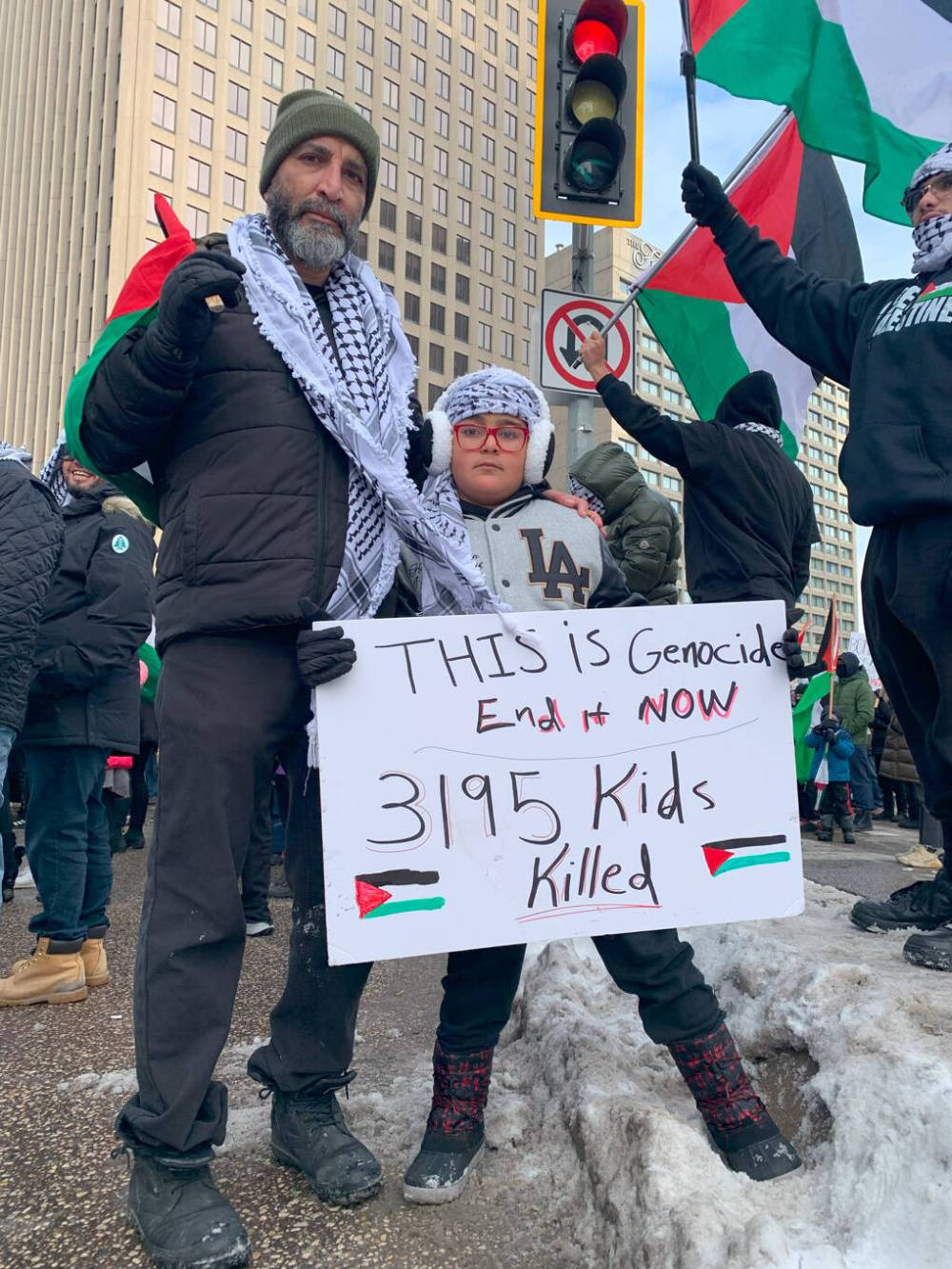 MARSHA MCLEOD / WINNIPEG FREE PRESS
Nassar Abujabal, who immigrated from Palestine, first to the U.S., then to Winnipeg, came to Saturday’s march with his young son, Qais. He fears for the Gazan children caught in the war.