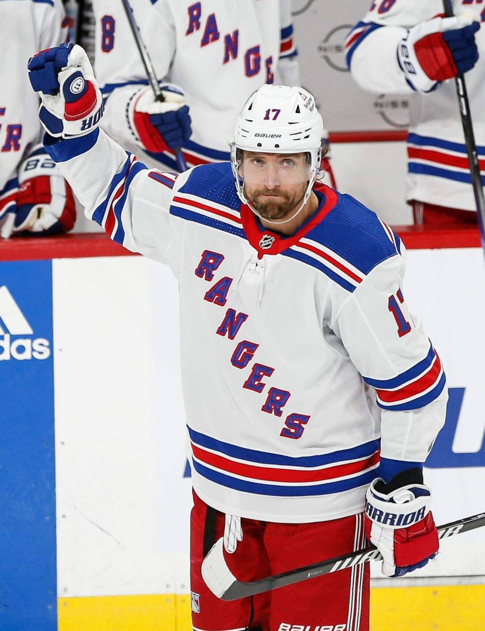 JOHN WOODS / WINNIPEG FREE PRESS
Former Winnipeg Jets captain Blake Wheeler acknowledges the crowd as he receives a tribute during NHL action between the Winnipeg Jets and New York Rangers in Winnipeg on Monday.