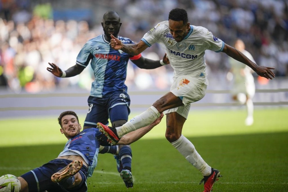 Marseille's Pierre-Emerick Aubameyang shoots the ball during the French League One soccer match between Marseille and Le Havre at the Velodrome stadium in Marseille, France, Sunday, Oct. 8, 2023. (AP Photo/Daniel Cole)