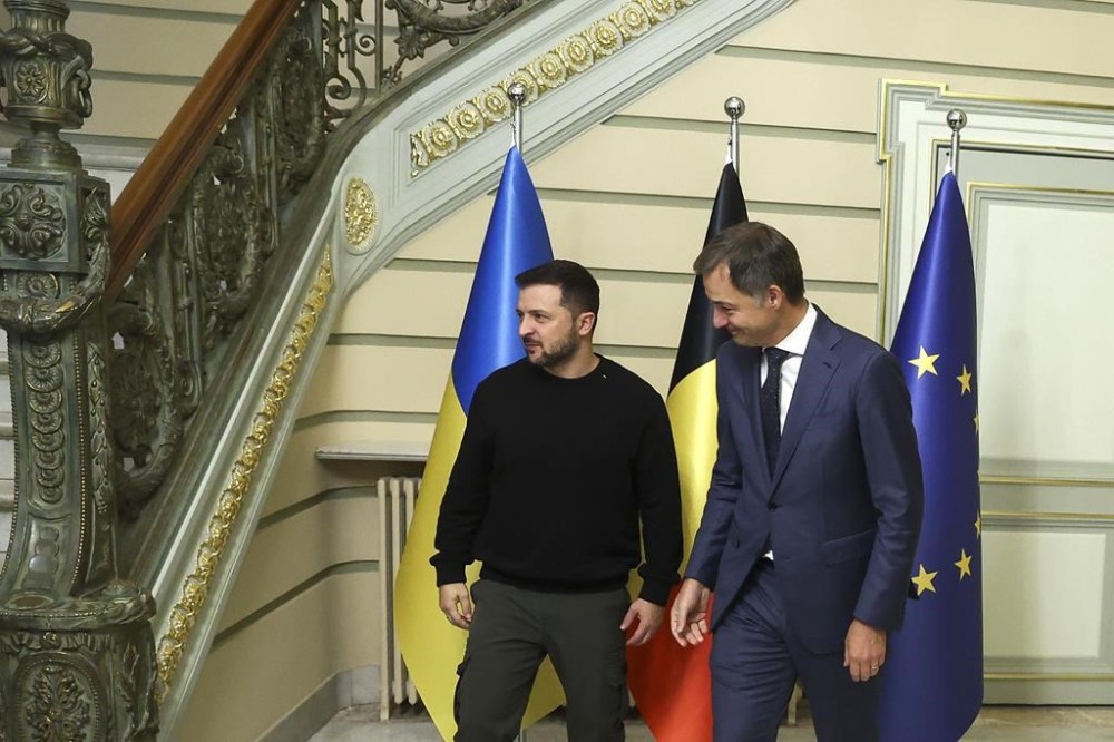 Ukraine's President Volodymyr Zelenskyy, left, is welcomed by Belgium's Prime Minister Alexander De Croo prior to a meeting at the prime ministers office in Brussels, Wednesday, Oct. 11, 2023. (Yves Herman, Pool Photo via AP)