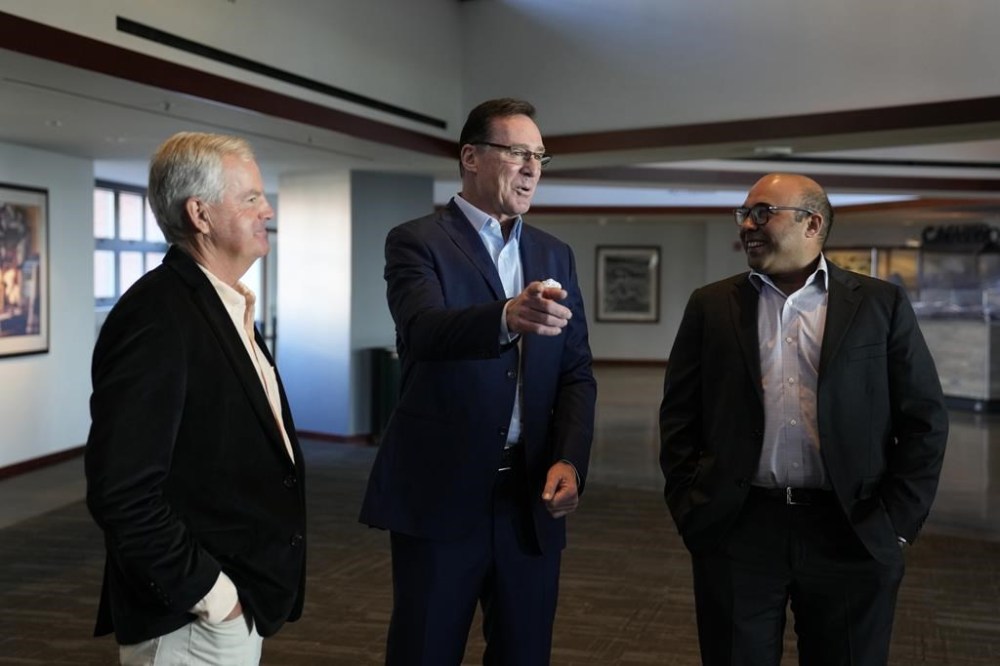 San Francisco Giants manager Bob Melvin talks with President of Baseball Operations Farhan Zaidi, right as Chairman Greg Johnson listens before the start of an introductory baseball news conference at Oracle Park in San Francisco, Wednesday, Oct. 25, 2023. (AP Photo/Eric Risberg)