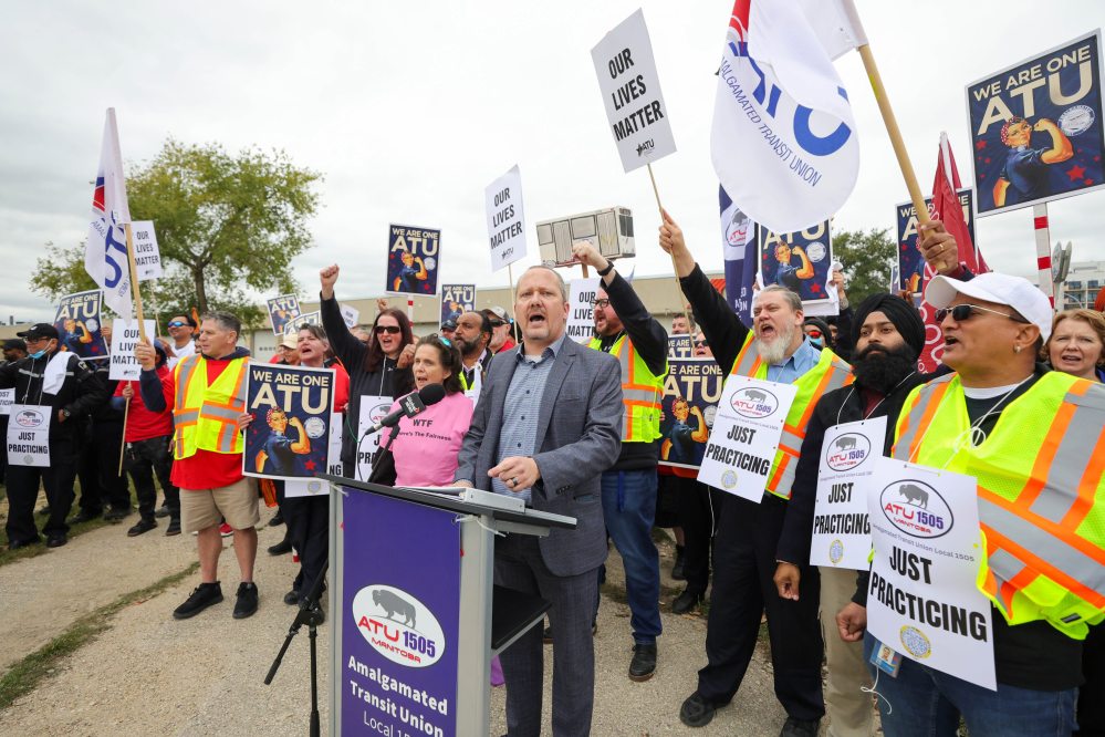 RUTH BONNEVILLE / WINNIPEG FREE PRESS
Chris Scott, Union President of The Amalgamated Transit Union local 1505 holds an information picket in front of the Fort Rouge Garage on Wednesday.