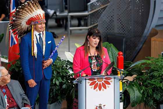 Bernadette Smith (right) takes the oath of office, becoming minister of housing, addictions and homelessness and minister responsible for mental health. Looking on are Premier Wab Kinew and former sentaor Murray Sinclair (far left), who presided over the signing of the oaths.  (Mike Deal / Winnipeg Free Press)