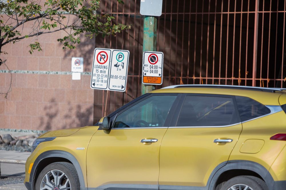BROOK JONES / WINNIPEG FREE PRESS
A driver stops his vehicle in a temporary no stopping zone along Edmonton Street in Winnipeg, Wednesday. The city is awaiting payment on $8-million worth of outstanding parking tickets.