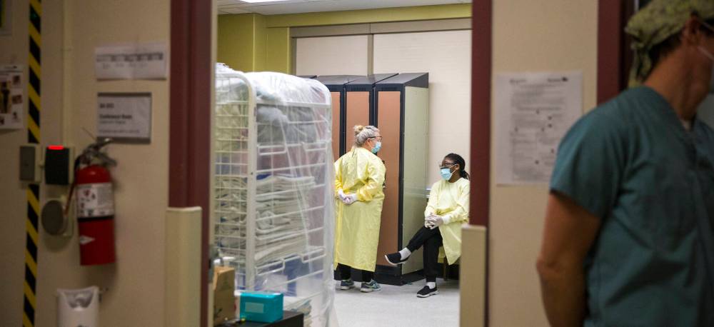 Health-care workers at the Health Sciences Centre. (Mikaela MacKenzie / Pool / The Canadian Press files)