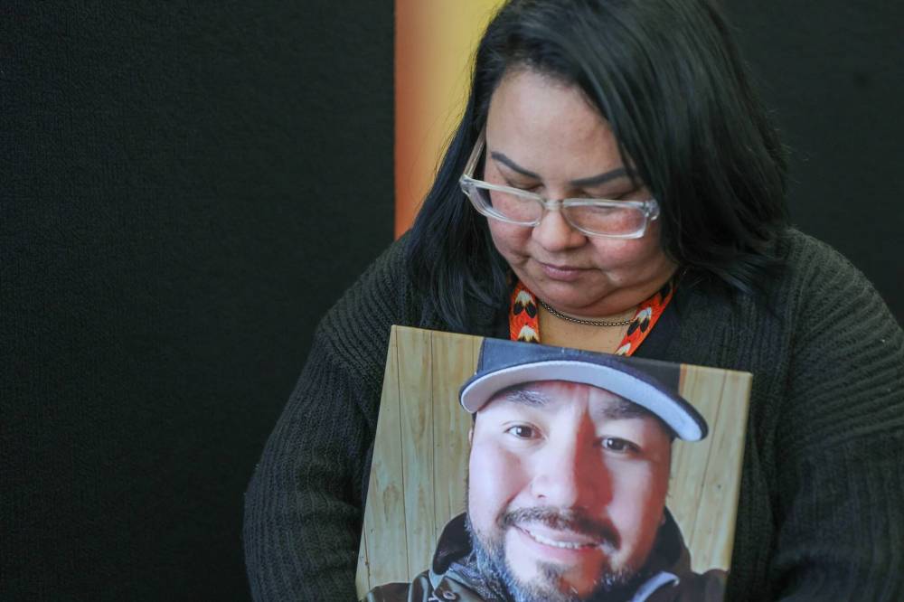 RUTH BONNEVILLE / WINNIPEG FREE PRESS
Jody Beardy holds a picture of her partner Elias Whitehead who died while being arrested on Oct. 15,