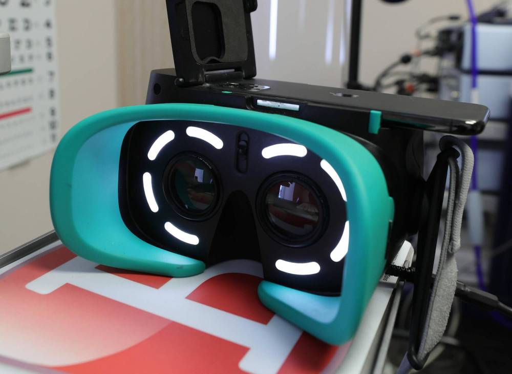 RUTH BONNEVILLE / WINNIPEG FREE PRESS
Neuroptek’s EyeMirage counts eye movements to aid in the diagnosis of a concussion. It’s billed as a simple yet sophisticated diagnostic devise that is a game changer for the industry.